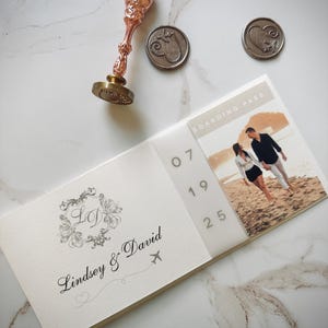Invitation à réserver une date sur le thème du voyage, faire-part de mariage à destination avec carte du monde, billet d'embarquement avec photo et code QR sur l'invitation