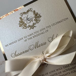 Faire-part de mariage en feuille d'or, garniture en feuille d'aluminium et ruban enroulé autour de l'invitation, doublure d'enveloppe en feuille d'or, faire-part de mariage élégant avec feuille d'aluminium