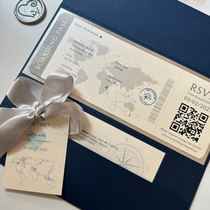 carte d'embarquement pour la marine, invitation de voyage dans la marine, invitation d'avion sur la carte du monde, thème de voyage avec étiquette de bagage, faire-part de mariage avec code QR