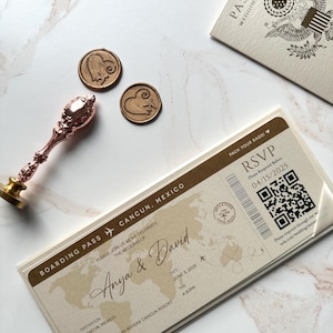 Elegante billete de embarque en un bolsillo con cinta, bolsillo en la parte posterior para guardar la invitación al pasaporte, billete de avión con mapa del mundo e itinerario.