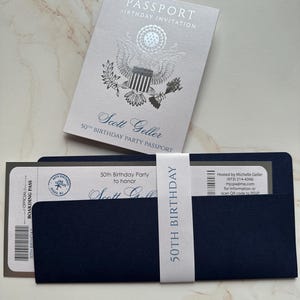 Faire-part de voyage pour 50e anniversaire, invitation anniversaire carte d'embarquement, invitation carte d'embarquement bleu marine et argent, invitation avion 50e anniversaire