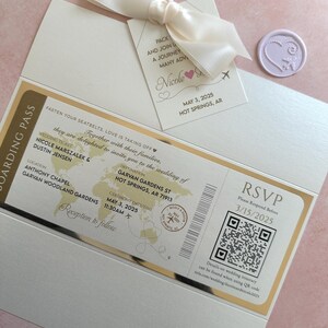 Invitation élégante avec une carte d'embarquement, faire-part de mariage avec billet en aluminium, faire-part en or avec carte du monde, code QR, belle invitation pour une destination