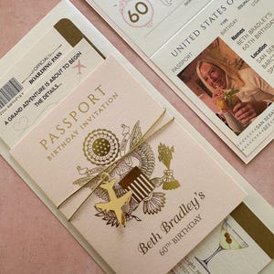 Invitation passeport 60e anniversaire, invitation passeport anniversaire, passeport blush et or avec avion acrylique, invitation anniversaire feuille d'or