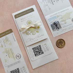 Faire-part passeport avec feuille d'or, carte du monde sur l'invitation dans le passeport, carte du monde sur le billet de la carte d'embarquement, faire-part de mariage sur le passeport, code QR