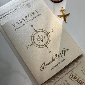 Invitation passeport boussole, billet carte du monde, encre en relief dorée sur la couverture du passeport, invitation billet d'avion à destination, mariage passeport