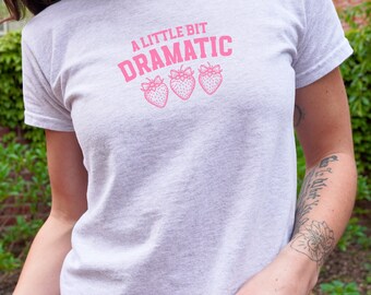 Camiseta para bebê Strawberry Coquette - vibrações Y2K, estética dos anos 90, presentes peculiares para ela