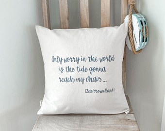 Funda de almohada playera pintada a mano: Letras de Zac Brown Band, decoración costera