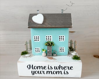 Regalo para el Día de la Madre - Adorno para estante con diseño de casa de playa costera - "El hogar es donde está tu mamá" - Idea de regalo para el Día de la Madre