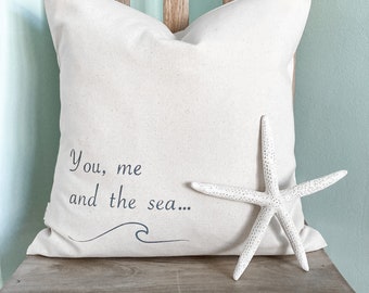 Funda de almohada náutica "Tú, yo y el mar", decoración costera pintada a mano, regalo de San Valentín.