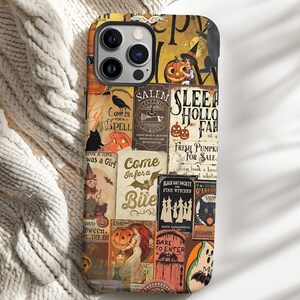 Puede incluir: Una funda de teléfono con un collage de imágenes y texto vintage con temática de Halloween. El diseño incluye calabazas, brujas y las palabras "Salem", "Sleep Hollow" y "Dare to Enter". La funda tiene un acabado brillante.