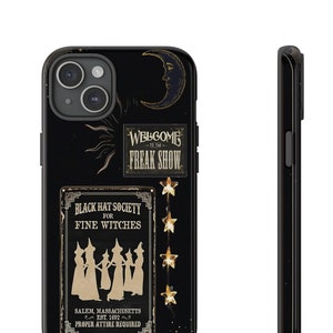 Puede incluir: Carcasa de teléfono negra con un diseño dorado que presenta una luna creciente, estrellas y un letrero que dice "Bienvenido al Freak Show". El letrero también incluye un gráfico de la sociedad del sombrero negro para brujas finas con el texto "Salem, Massachusetts Est. 1692 Se requiere vestimenta adecuada".
