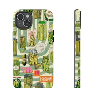 Könnte beinhalten: Eine Handyhülle mit grünem, weißem und braunem Hintergrund, auf dem ein Muster aus verschiedenen Gläsern mit Gurken abgebildet ist. Der Text "This is personal" ist in rosa und orangefarbenen Buchstaben auf die Hülle gedruckt.