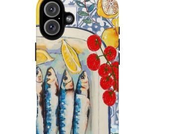 以下が含まれることがあります： イワシ、レモン、トマトの水彩イラストが描かれたスマホケース。魚の皿、レモンスライス、赤いミニトマトの房が、青と白のタイルの背景に描かれています。