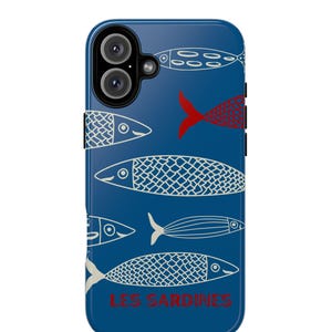 Könnte beinhalten: Eine blaue Handyhülle mit einem Muster aus weißen und roten Fischillustrationen. Auf der Hülle steht unten in Rot "LES SARDINES". Die Hülle hat einen Kameraausschnitt oben.