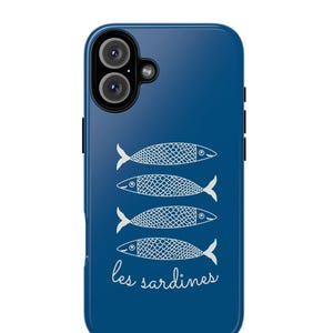 Könnte beinhalten: Eine blaue Handyhülle mit einem weißen Design aus vier Sardinen und dem Text "les sardines".