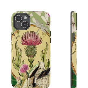 Może przedstawiać: Etui na telefon z zielonym, żółtym i różowym wzorem kwiatowym przedstawiającym oset, ważkę i mały kamienny budynek. Etui ma czarną ramkę i wycięcie na aparat.