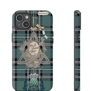 Może przedstawiać: Etui na telefon z zielonym, czarnym i białym wzorem w kratę. Etui ma celtycki węzeł, miecz i oset. Tekst zawiera "Sassenach", "Jesus H. Roosevelt Christ!" i "PREST SUIS".