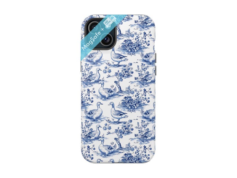 Pu&ograve; includere: Una custodia per telefono bianca con un motivo blu e bianco di anatre e fiori. La custodia ha un logo MagSafe+ sul retro.