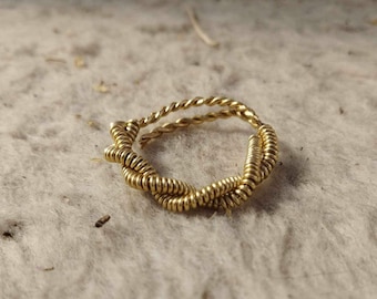 Replica di anello medievale in ottone dalla Lituania. Anello per rievocazione storica, LARP e SCA. Anello Artigianale. Anello regolabile.