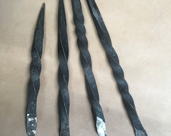 Bisturi e stiletto medievali in pelle e attrezzo da cucito. Bisturi e stiletto forgiati a mano.