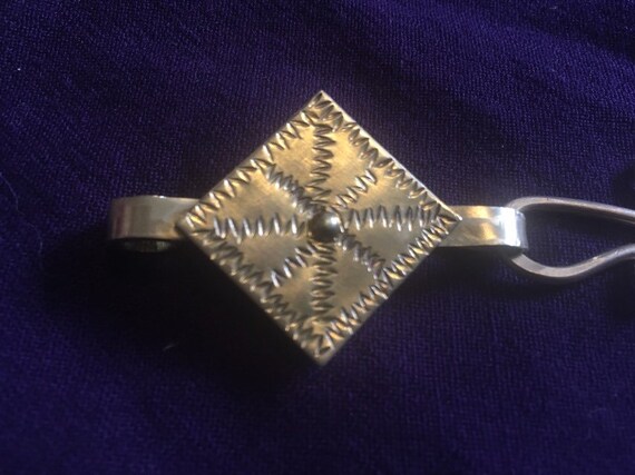 真鍮製中世マント留め具。15 世紀のマント留め具。14 世紀のケープ留め