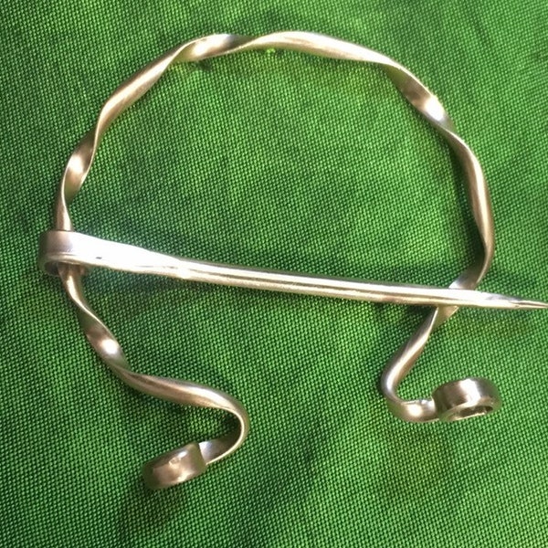 Medium Twisted Bronze Penannular Fibula Brooch. Medieval Pin. SCA Brooch. Bronze Viking Fibula. Shawl Pin