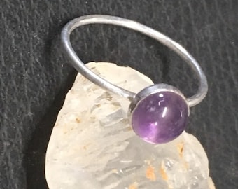 Replica dell'anello medievale in argento sterling con cabochon di ametista.