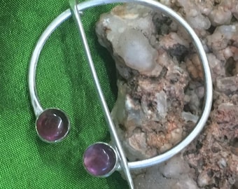 Spilla a fibula penannulare in argento sterling. Spilla altomedievale in argento 925 con ametiste. Spilla vichinga. Spilla da scialle.