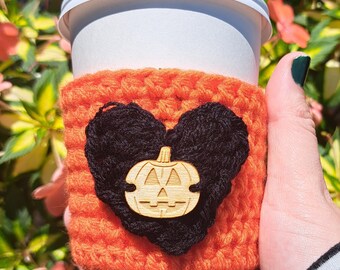 Gehäkelte Halloween Tassenwärmer: Orange Kürbis Ärmel