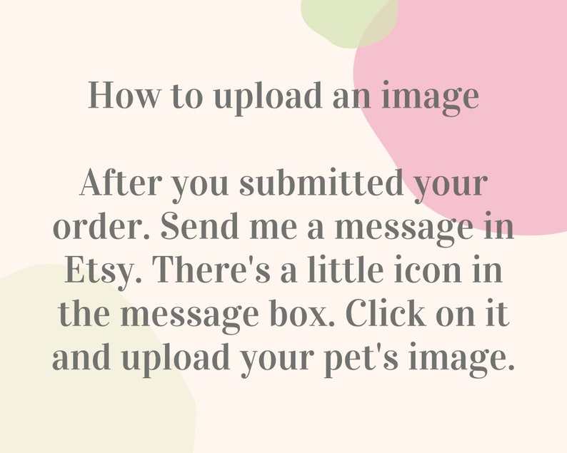 K&ouml;nnte beinhalten: Textuelle Anweisungen zum Hochladen eines Bildes auf Etsy nach der Bestellung. Der Text befindet sich auf einem wei&szlig;en Hintergrund mit rosa und gr&uuml;nen abstrakten Formen.
