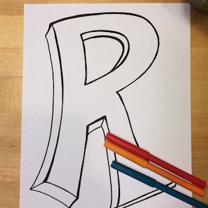 以下が含まれることがあります： 白い紙に黒と白のアウトラインで描かれたアルファベットのR。紙の上に赤い、オレンジ、青い3本のマーカーが置かれている。