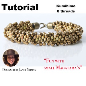 Op de afbeelding: Een gouden en crèmekleurige kralenarmband met een sluiting. De armband is gemaakt met behulp van de kumihimo-techniek met 8 draden. De armband is gelabeld met "Fun with Small Magatama's" en "Designed by Janet Nijman".