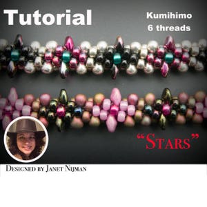 Może przedstawiać: Samouczek tworzenia bransoletki z koralików przy użyciu techniki Kumihimo. Bransoletka ma powtarzający się wzór gwiazdy z koralikami w kolorze różowym, zielonym i srebrnym. Tytuł samouczka to "Stars" i został zaprojektowany przez Janet Nijman.