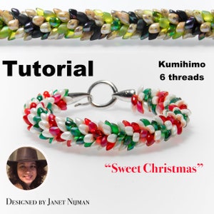 Op de afbeelding: Een tutorial voor een "Sweet Christmas" Kumihimo-armband met 6 draden. De armband is gemaakt met rode, witte en groene kralen en heeft een zilveren sluiting.