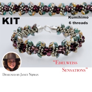 Può includere: Un kit per realizzare un braccialetto Kumihimo con sei fili. Il braccialetto è realizzato con perline argentate, verdi e viola. Il kit include le istruzioni e tutti i materiali necessari per realizzare il braccialetto. Il braccialetto si chiama "Edelweiss Sensations".