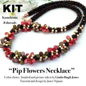 Può includere: Un kit per realizzare una collana di perline con un design a fiore. La collana è realizzata con 8 fili di kumihimo e presenta perline di colore rosso, marrone e crema. Il kit include le istruzioni per realizzare la collana. "Pip Flowers Necklace" è scritto sull'immagine.