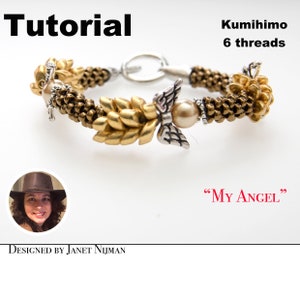 Op de afbeelding: Een gouden en zilveren armband met een klein engelbedeltje en de woorden "My Angel" in rood. De armband is gemaakt met een kumihimo-techniek met 6 draden. De armband is ontworpen door Janet Nijman.