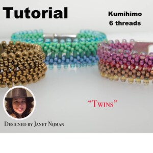 Peut inclure: Un tutoriel pour réaliser un bracelet Kumihimo appelé "TWINS" avec 6 fils. L'image montre quatre bracelets de différentes couleurs : or, vert, bleu et rose.