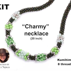 Può includere: Un kit per realizzare una collana "Charmy" verde e argento usando la tecnica kumihimo. La collana è lunga 50,8 cm e utilizza 8 fili.