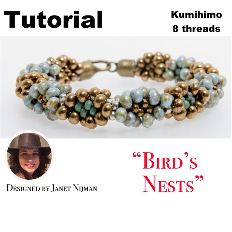 Pu&ograve; includere: Un primo piano di un braccialetto di perline con uno schema di colori marrone e blu. Il braccialetto &egrave; realizzato con la tecnica Kumihimo con 8 fili. Il braccialetto si chiama "Bird's Nests" ed &egrave; stato progettato da Janet Nijman.