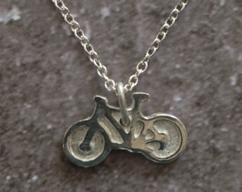 Pendentif de bicyclette argenté