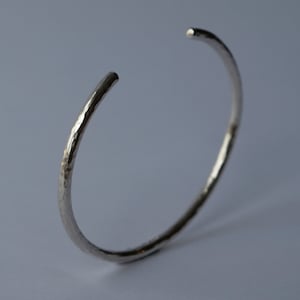 Zilveren koppelarmband: gehamerd