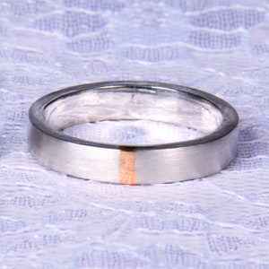 Banda de boda de caballeros de plata con raya de oro amarillo de 9 qt