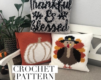 Może przedstawiać: Zestaw wzorów na szydełko z trzema wzorami poduszek w stylu Dnia Dziękczynienia: dynią, indykiem i poduszką z napisem "Thankful, Blessed & Loved".