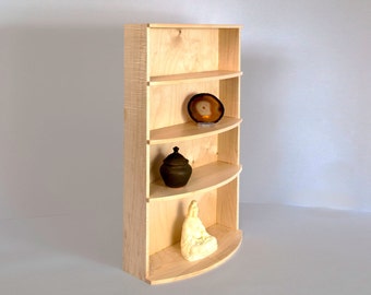 Estante de pantalla de arce frontal curvado. Se puede utilizar para mostrar recuerdos, coleccionables, altares o objetos de meditación.