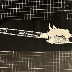 Peut inclure: Écusson rectangulaire noir avec une illustration de tronçonneuse blanche. Le mot "CHAOS" est imprimé en blanc le long de la lame. Le design est une représentation graphique audacieuse d'une tronçonneuse.