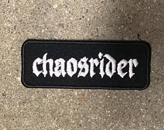 Chaosrider, blanco sobre negro, parche bordado