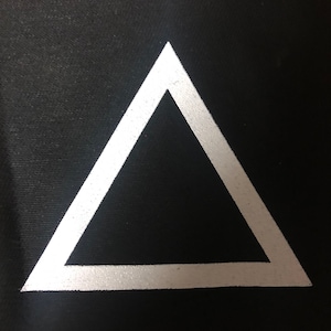 Peut inclure: Un triangle blanc sur un fond noir.