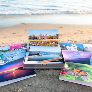 Santa Barbara Greeting Cards Set di 12 biglietti e buste con penna di bambù incisa e latta ricordo