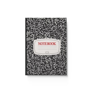 Puede incluir: Cuaderno de composición blanco y negro con una etiqueta blanca que dice "NOTEBOOK" en letras rojas.